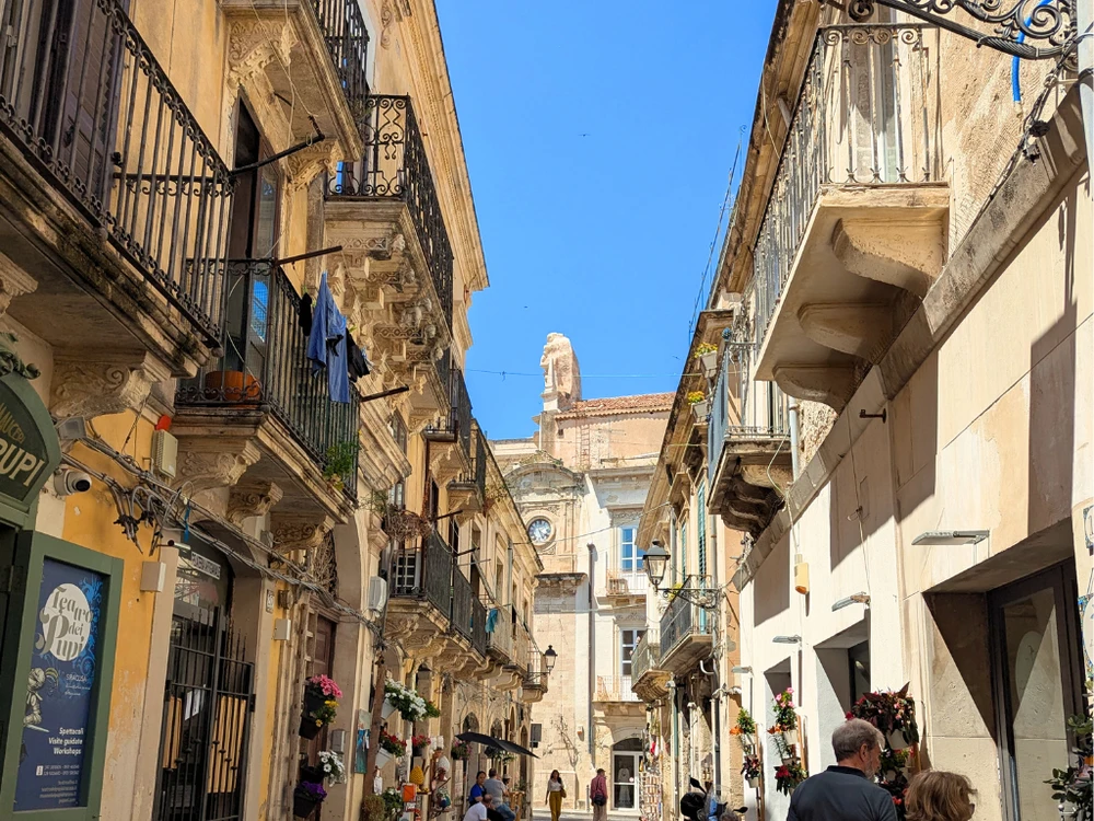 Narrow historic alleyway in La Giudecca, Ortigia’s Jewish Quarter