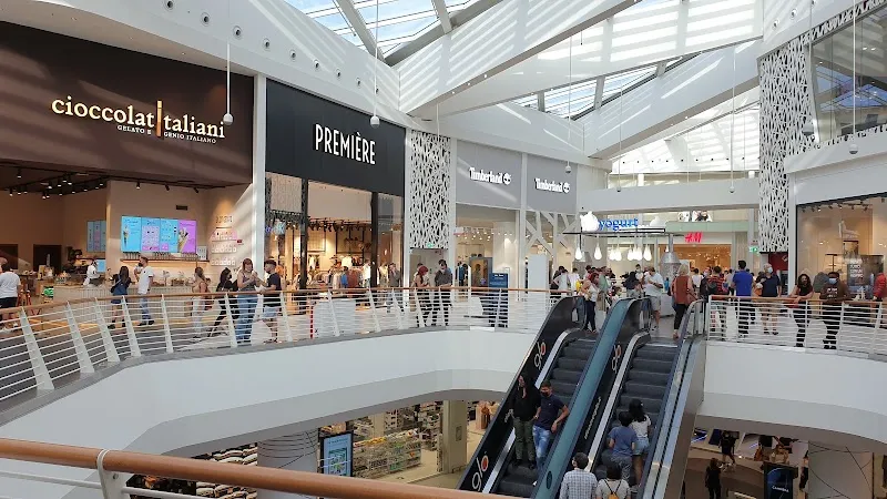 Maximo Shopping Center