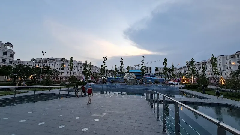 Hoà Bình Water Music Square