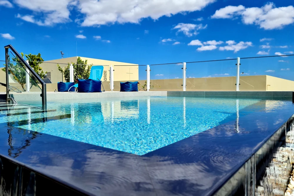 Rooftop swimming pool at Supremo Hostel, Armação de Pêra, Algarve