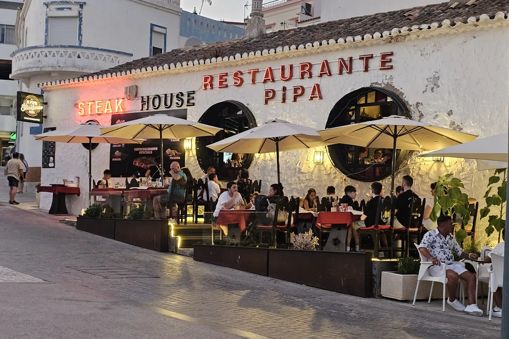 Outdoor dining terrace at Restaurante Pipa Steak House in Armação de Pêra, Algarve