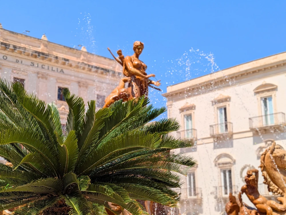 Fountain of Arethusa with Diana statue and water jets in Ortigia, Syracuse – Ortigia city guide
