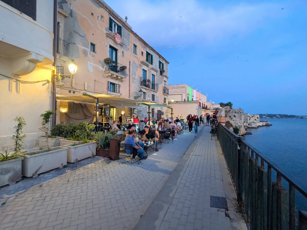 Evening crowd at Mikatù Lounge Bar along Ortigia’s coastal walkway – Ortigia city guide