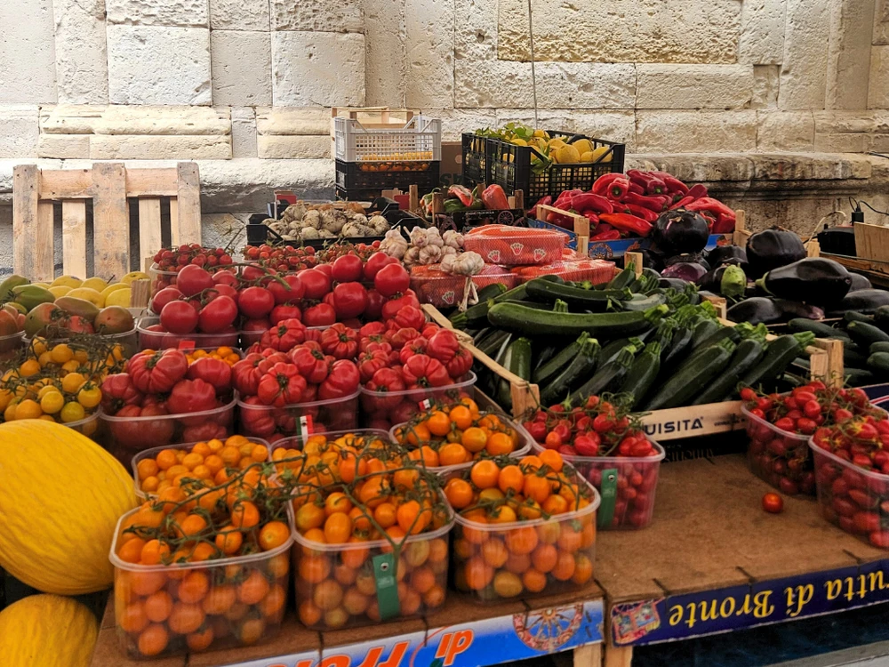 Fresh local produce including tomatoes, zucchini, and eggplants at Ortigia street market – Ortigia city guide
