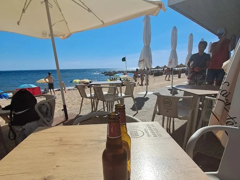 A relaxing view of the ocean with beers on the table at the casual Pelican Beach Bar in Quarteira.