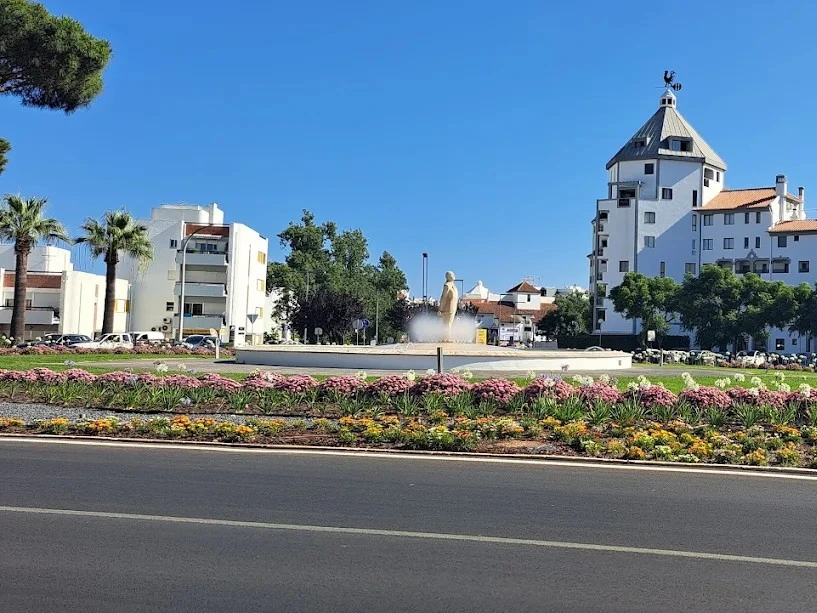 The central fountain and landscaped flowerbeds at the Praça Cupertino de Miranda, a well-known public square in Vilamoura.