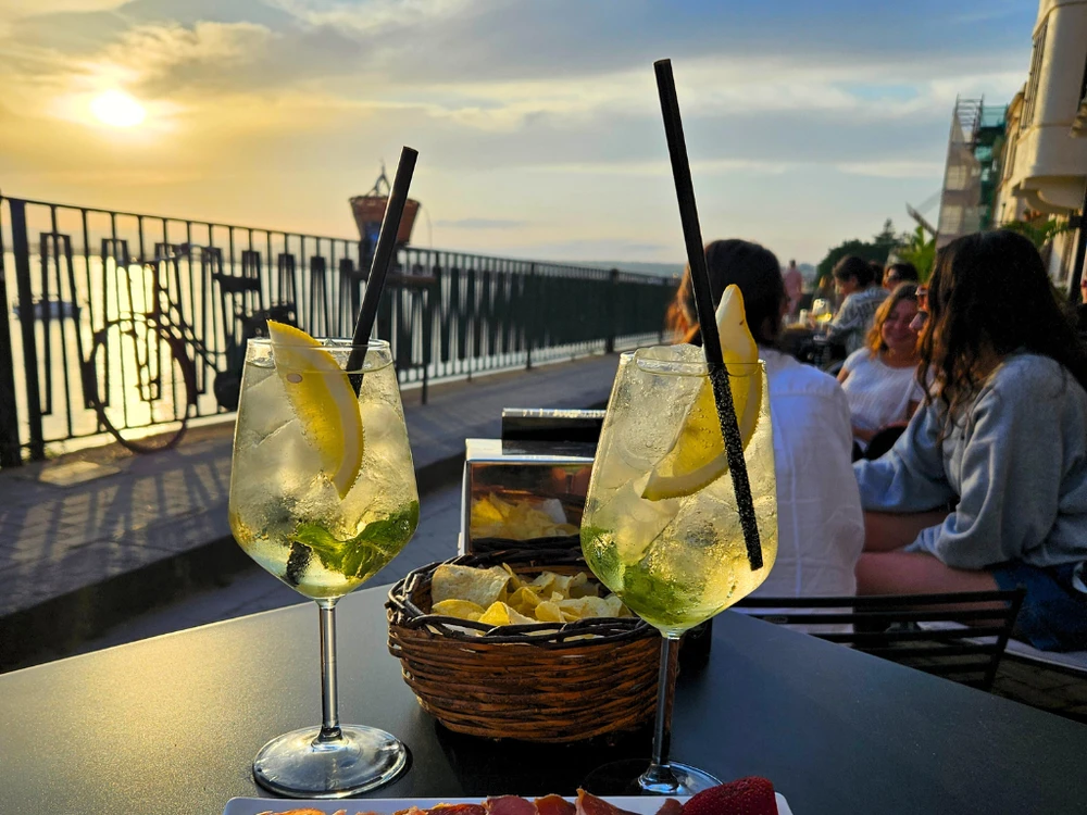 Sunset Bar aperitivo with cocktails on Ortigia’s waterfront promenade – Ortigia city guide